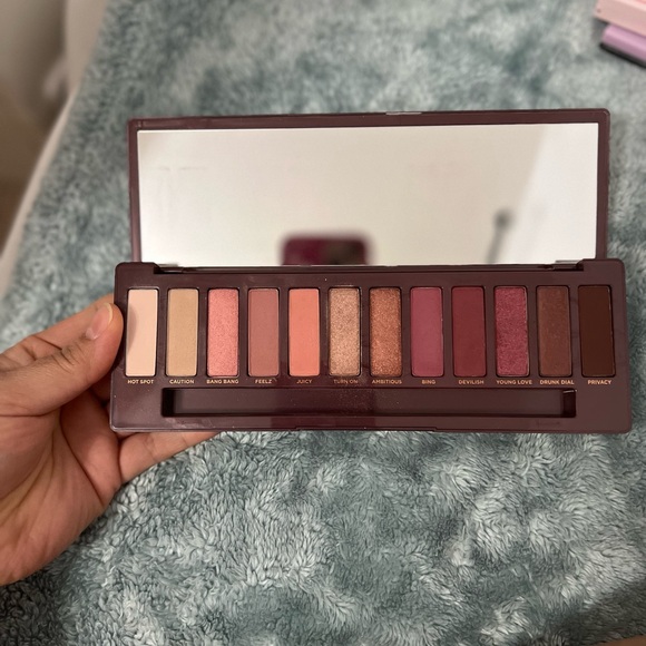 Urban decay cherry eyeshadow palette - Picture 2 of 2